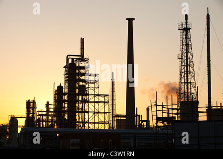 Negli impianti petrolchimici in Billingham su Teeside, UK, al tramonto. Foto Stock