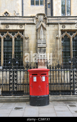Abbazia di Westminster Inghilterra inglese Post Box simboli potenza tradizione religione di stato Foto Stock