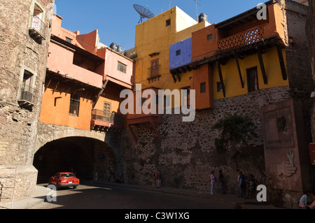 Elk187-4117 Messico Guanajuato, metropolitana street con sovrastante case, auto rossa attraverso il tunnel ad arco Foto Stock