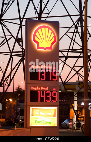 Una benzina sation in Billingham su Teeside, Regno Unito, con un traliccio di elettricità al crepuscolo. Foto Stock