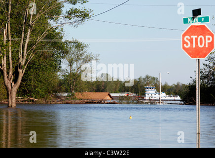 Una chiatta passa il Fiume Mississippi inondazione su North Main Street nella stella rossa distretto di Cape Girardeau, Mo. Foto Stock