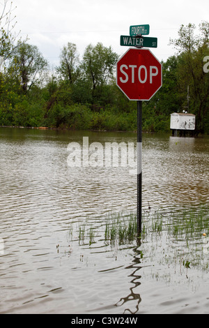 L'intersezione di Water Street e la quarta strada è immerso nella stella rossa distretto di Cape Girardeau, MO, domenica 1 maggio Foto Stock