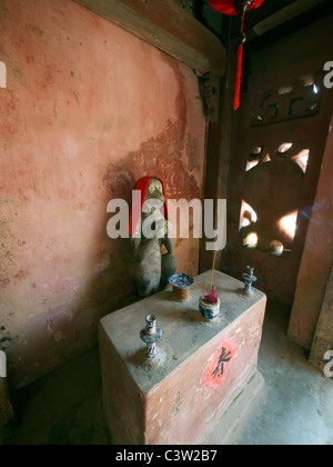 Santuario di scimmia all ingresso della coperta ponte giapponese a Hoi An Vietnam Foto Stock