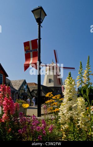 Il mulino a vento di legno in stile danese villaggio di Solvang, Santa Barbara County, California Foto Stock