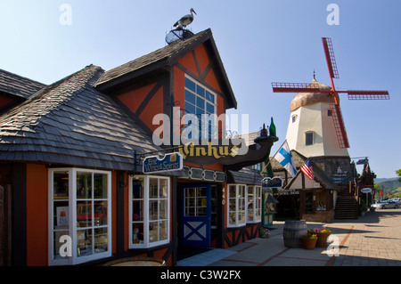 Il mulino a vento di legno in stile danese villaggio di Solvang, Santa Barbara County, California Foto Stock