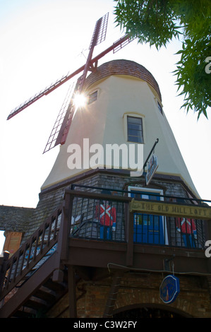 Il mulino a vento di legno in stile danese villaggio di Solvang, Santa Barbara County, California Foto Stock