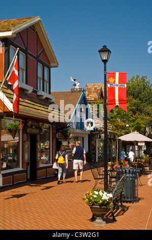 Bandiera danese appeso nel villaggio turistico di Solvang, Santa Barbara County, California Foto Stock