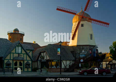 Il mulino a vento di legno in stile danese villaggio di Solvang, Santa Barbara County, California Foto Stock