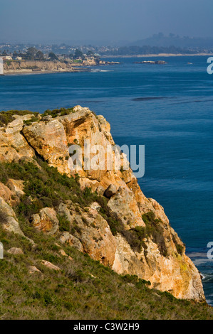 Scogliere rocciose sopra San Luis Obispo Bay, vicino ad Avila Beach, California Foto Stock