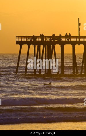 La luce del tramonto sul molo e oceano onde a Pismo Beach, San Luis Obispo County costa, California Foto Stock