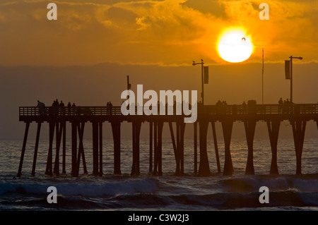 La luce del tramonto sul molo e oceano onde a Pismo Beach, San Luis Obispo County costa, California Foto Stock