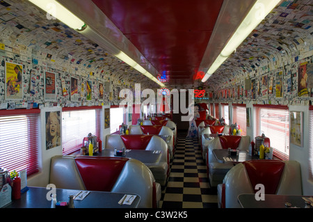 Anni Cinquanta stile Rock'n' Roll Diner in un vecchio treno convertito auto pullman, Oceano, California Foto Stock