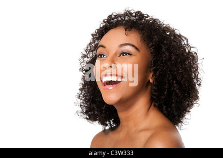 Di fronte ad una bella sorridenti ridere giovane adolescente di sesso femminile di moda con modello di acconciatura di ricci, isolata. Foto Stock