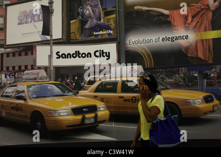 Sabato shopper su telefono cellulare all'interno di Sandton city shopping mall. Johannesburg. Sud Africa. Foto Stock