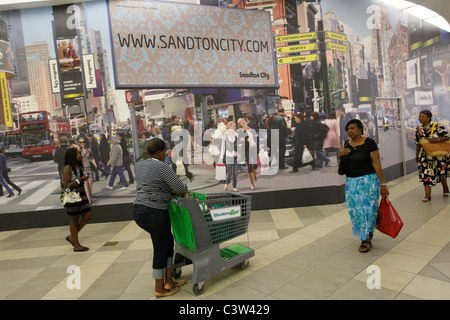 Sabato gli acquirenti all'interno di Sandton city shopping mall. Johannesburg. Sud Africa. Foto Stock