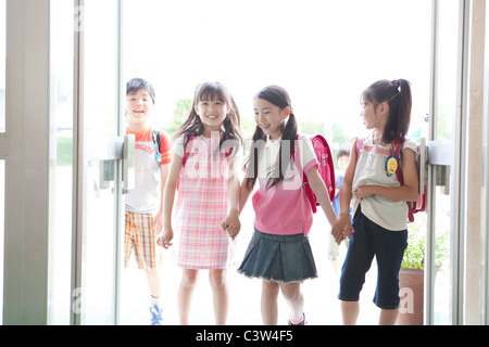 Le ragazze che arrivano a scuola Foto Stock