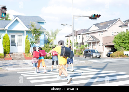 I bambini di strada di attraversamento, vista posteriore, Giappone Foto Stock