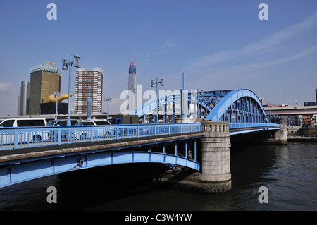 Ponte con birra Asahi Hall e Tokyo Sky Tower Foto Stock