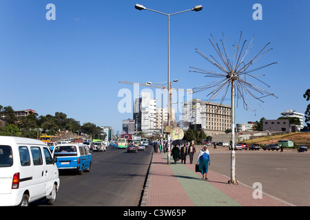Vista sulla città e strade urbane con traffico ad Addis Abeba, Etiopia, Africa Foto Stock
