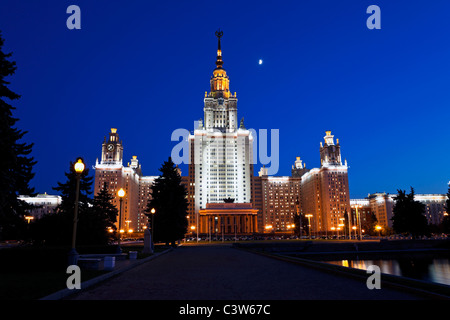 Lomonosov Moscow State University, Edificio principale di notte. La Russia Foto Stock