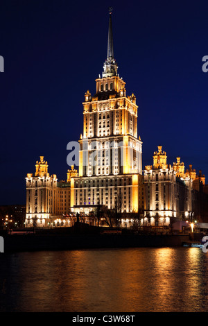 Vista di un alto edificio di fronte fiume di Mosca di notte a Mosca, Russia Foto Stock