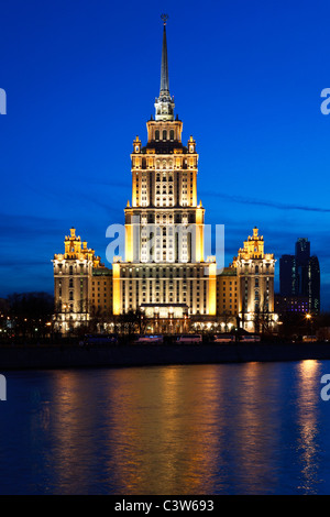 Vista di hotel "Ucraina" attraverso il fiume di Mosca di notte a Mosca, Russia Foto Stock