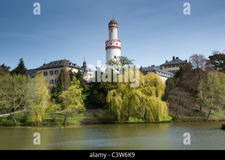 I giardini del castello di Bad Homburg, una famosa città termale popolare con i turisti, vicino a Francoforte, Germania. Foto Stock