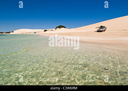 Veicolo a 4 ruote motrici sulla Seven Mile Beach, Bara Bay National Park, penisola di Eyre, Sud Australia. Foto Stock