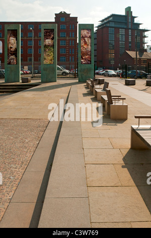 Sentinels, opere di Dan Dubowitz, in Cutting Room Square, Ancoats, Manchester, Inghilterra, UK Foto Stock