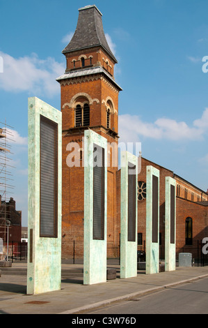 Sentinelle, opere d'arte di Dan Dubowitz, in Cutting Room Square con la restaurata ex chiesa di San Pietro, Ancoats, Manchester, Inghilterra, UK Foto Stock