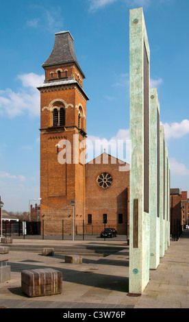 Sentinelle, opere d'arte di Dan Dubowitz, in Cutting Room Square con la restaurata ex chiesa di San Pietro, Ancoats, Manchester, Inghilterra, UK Foto Stock