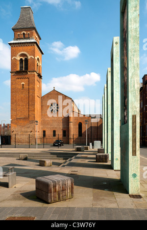 Sentinelle, opere d'arte di Dan Dubowitz, in Cutting Room Square con la restaurata ex chiesa di San Pietro, Ancoats, Manchester, Inghilterra, UK Foto Stock