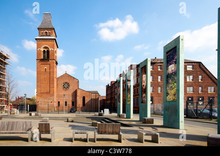 Sentinelle, opere d'arte di Dan Dubowitz, in Cutting Room Square con la restaurata ex chiesa di San Pietro, Ancoats, Manchester, Inghilterra, UK Foto Stock