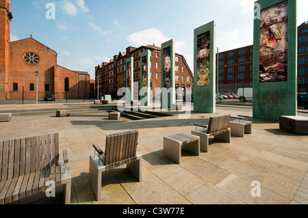 Sentinelle, opere d'arte di Dan Dubowitz, in Cutting Room Square con la restaurata ex chiesa di San Pietro, Ancoats, Manchester, Inghilterra, UK Foto Stock