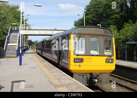 Diesel Multiple Unit a Wennington stazione con un Morecambe a Leeds il treno. Foto Stock