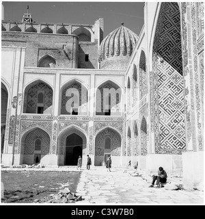 1950s. Foto storiche da J Allan contanti, possiamo vedere l'interno del Shir-Dar Madrassa, Registan Square, Smarkand, Uzbekistan. Foto Stock
