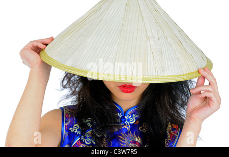 Misteriosa bella donna asiatica che indossa un tradizionali asiatici conica di cappello di paglia Foto Stock