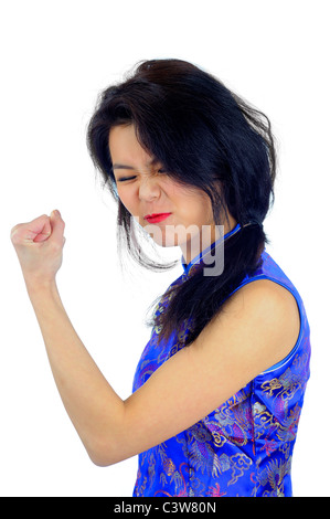 Giovane donna cinese che indossano il tradizionale abito di mandarino flettendo i suoi muscoli Foto Stock