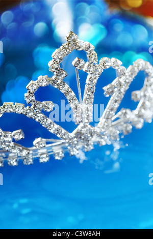 Close-up di foto il diadema di argento con diamanti su uno sfondo blu con bokeh di fondo. Profondità di campo aggiunto da lenti macro fo Foto Stock