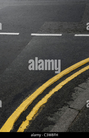 Curva a due linee gialle sulla strada in corrispondenza di una giunzione Foto Stock