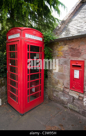 Telefono rosso box e post box vicino a Dryburgh Abbey a Scottish Borders Foto Stock