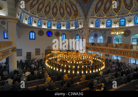 I musulmani pregano in moschea, Germania Foto Stock