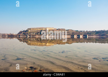 Petrovaradin Fortress in città serbe di Novi Sad nel corso di un fiume Danubio. Foto Stock