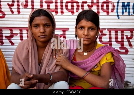 Le ragazze al mercato di Jodhpur, Rajasthan, India, Asia Foto Stock