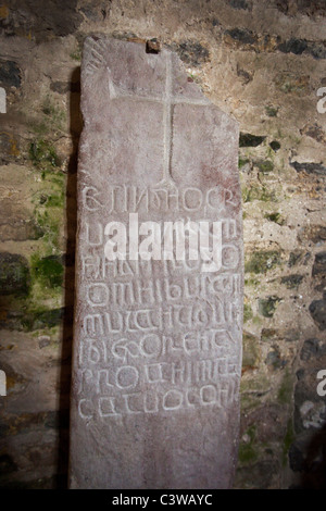 La pietra Caldey nella chiesa di St Illtyd, Caldey Island. Scritto nel copione celtico di Ogham e in latino. VITALIANUS FIGLIO DI CUNOTAMUS... Foto Stock