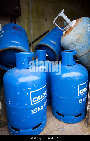 Blue bombole di gas all'esterno sinistro memorizzati in un capannone 117588 Caldey Foto Stock