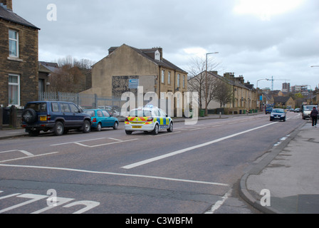 Auto della Polizia in direzione di Huddersfield (in Lockwood). Foto Stock