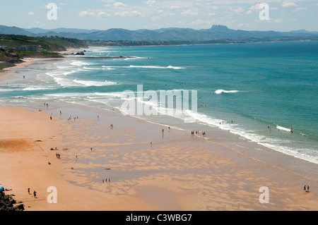 Francia St Jean de Luz un tipico villaggio di pescatori della costa basca sabbia spiaggia litorale del mare Foto Stock