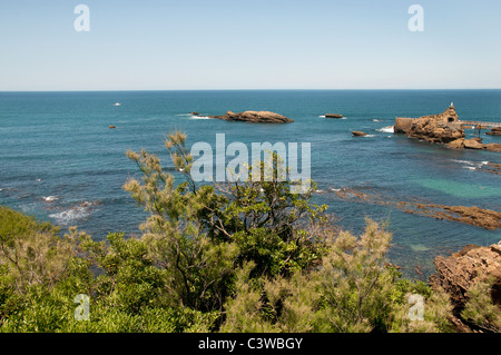 Francia - Francese Biarritz vecchio Porto Mare rocce La Plage du Port-Vieux Pirenei Atlantiques Aquitaines flood marea flusso di riflusso Foto Stock