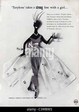 Originale completa pagina di pubblicità nella rivista di moda circa 1955 per tessuto TERYLENE da ICI Foto Stock